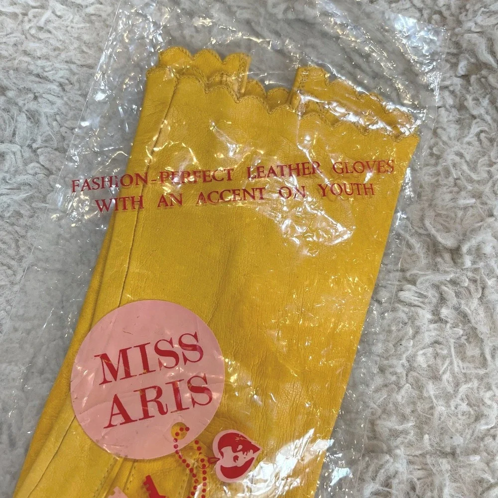Vintage Miss Aris Yellow Leather Gloves Scalloped Edge 1950s 1960s Size 6.5 NEW
